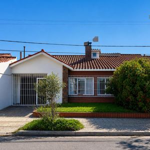 Casa En Venta De 2 Dormitorios Y Patio Sobre Avenida En Colonia Del Sacramento