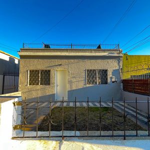 Alquiler Casa 3 Dormitorios - Cochera Y Gran Patio - Cerrito De La Victoria