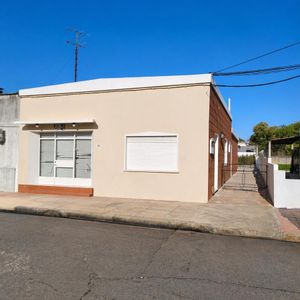 Casa En Venta De 2 Dormitorios Y Local Al Frente En Nueva Helvecia