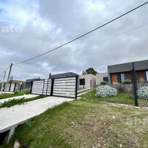 Venta Casa De 3 Dormitorios, Dos Baños A Estrenar En Lagomar