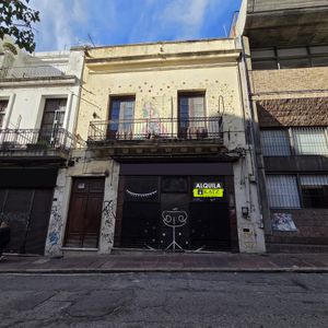 Ituzaingo Y Rincón, 430 M2 Construídos, 8 Mts De Frente !!