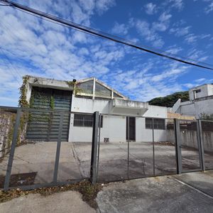 Proximo  Bv Batlle Y Ordoñez Y Varela, 511 M2 Edificados, Terreno  653 M2, Excelente Estado !!