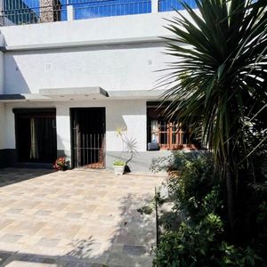 Venta De Casa En La Comercial De 2 Plantas Con Entrepiso