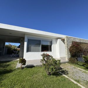 Casa En Venta En Bahía De Colonia Con Piscina, Losa Radiante Y 3 Dormitorios