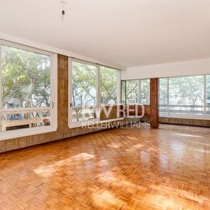 Venta De Apartamento De 3 Dormitorios En Pocitos, A 2 Cuadras De La Rambla
