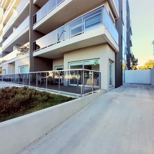 Apartamento 2 Dormitorios Con Patio Y Cochera Sobre Rambla De Colonia
