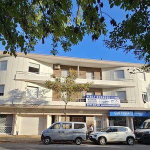 Venta Local Comercial Ubicado Al Frente. Tres Cruces. A Dos Cuadras De Av. 18 De Julio