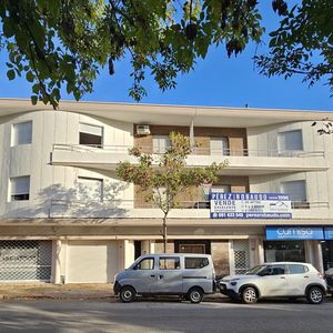 Venta Amplio Apartamento De Dos Dormitorios. Tres Cruces (83 M²)