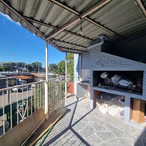 Casa De Altos, Con Cochera Y Terraza Con Parrillero Techado