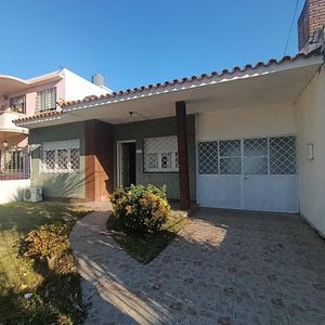 Hermosa Casa En  Uno De Los Barrios Más Lindos, En Malvin. Cuenta Con Servicios Y Locomoción Cerca.