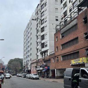 Venta Imperdible Oportunidad Monoambiente Amueblado Y Alquilado En Tres Cruces, Acepta Banco.