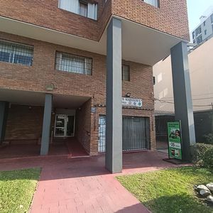 Comodo Apartamento Próximo A  Av.italia Y Propios, Y De Servicios.