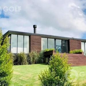 Venta De Casa De 3 Dormitorios  Y Servicio En Altos De La Tahona