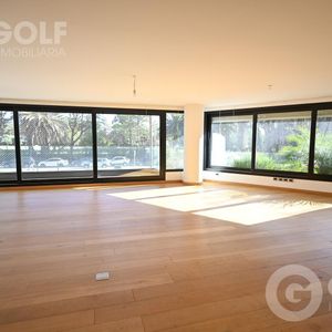 Venta De Apartamento De 3 Dormitorios Con Patio Y Parrillero En Golf