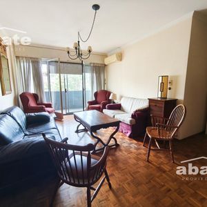 Apartamento De 3 Dormitorios Y Servicio En Pocitos Terraza Y Garage