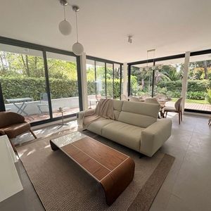 Oportunidad En Playa Brava. Apartamento 3 Dormitorios Y Jardín. Amenities