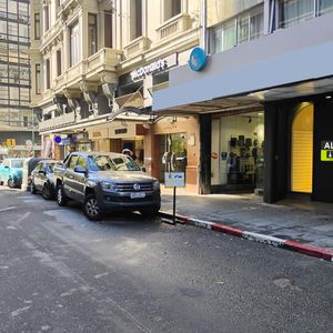 Rio Negro Y San José, 40m2 Con 3 Metros De Frente, Sin Gastos Comunes !!