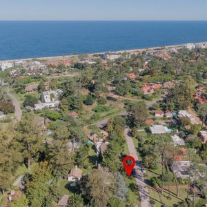 Venta De Casa De 3 Dormitorios Con Gran Terreno En Pinares, 5 Cuadras De La Playa