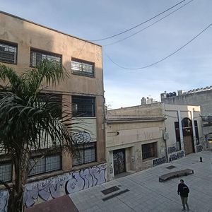 Apartamento Por Escalera, Próximo A La Calle Colon. Plena Peatonal Sarandi, Servicios Cercanos Y Locomoción.