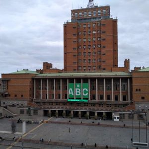 Oficina En 18 De Julio Frente A La Intendencia, 313 M2, Reciclada !!