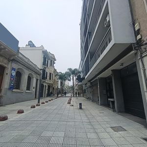 Apartamento Reciclado , Con Baño A Nuevo Por Peatonal Sarandi. Servicios Y Locomoción Cerca. 