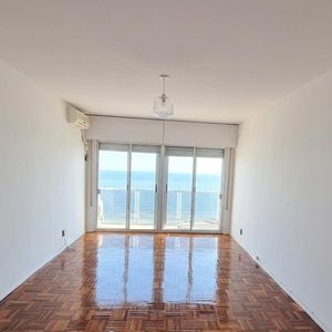 Alquiler De Apartamento En Malvin 2 Dormitorios, Vista Al Mar, Y Garage