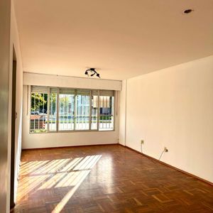 Venta Apartamento 3 Dormitorios Al Frente Con Patio Exclusivo Y Garaje En La Blanqueada.