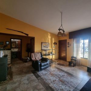 Importante Casa, Con Amplio Galpón Y Apartamento Independiente! 