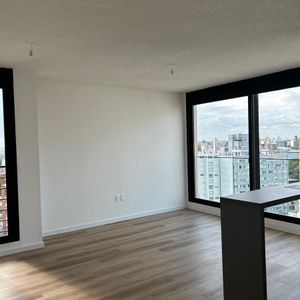 Alquiler De Departamento De 2 Dormitorios, Con Cochera Incluida- Tres Cruces, Montevideo