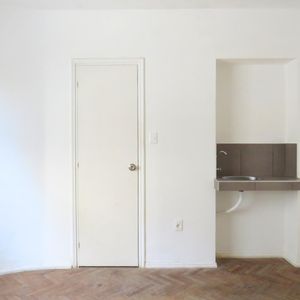 Alquiler  Apartamento Monoambiente-  Ciudad Vieja. Bajos Gastos Comunes