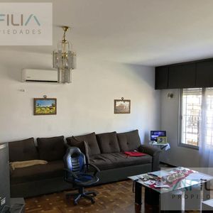 Venta De Casa Con 3 Dormitorios Y Salón De Fiesta En Maroñas  