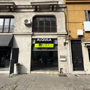 Local -local En Rambla 25 De Agosto Frente A Puerto De Mvdo!!