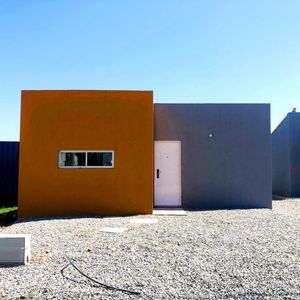 Casa En Alquiler De 1 Dormitorio Con Patio En  Colonia Del Sacramento
