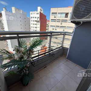 Alquiler Amplio Monoambiente En Pocitos, Piso Alto Con Terraza