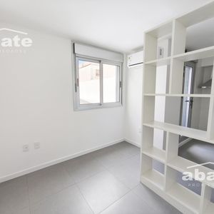 Apartamento Monoambiente En Alquiler En La Blanqueada. Con Terraza. Contrafrente.