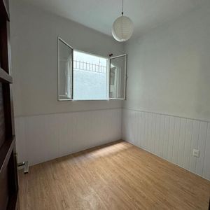 Alquiler Apartamento 2 Dormitorios Y Patio En Excelente. Bajos Gastos Comunes. Zona De Centro.