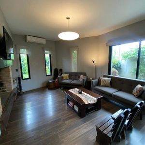 Hermosa Casa En Venta 4 Dormitorios, 3 Baños, Escritorio, Terrazas Jardín. Parque Miramar.
