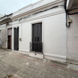 Alquiler De Apartamento Reciclado De 3 Dormitorios Con Azotea Y Parrillero En La Comercial!