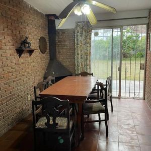 Venta De Casa Reducto, 3 Dormitorios, Con Garaje, Cochera Muy Luminoso Amplio Jardin