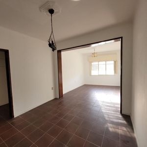 Apartamento Al Frente Con Balcón, 2 Dormitorios, Segundo Piso Por Escalera , Buceo