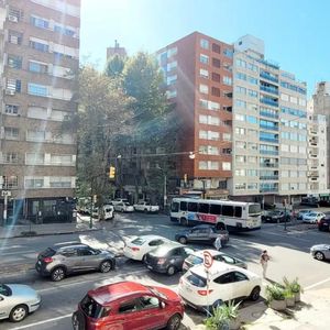 Alquiler Apartamento, Pocitos 3 Dormitorios,  2 Baños, Balcón Y Patio A Una Cuadra De La Rambla