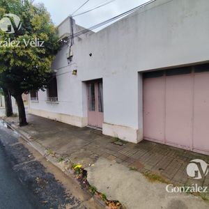 Amplia Casa Ubicada En El Centro De La Ciudad De Carmelo