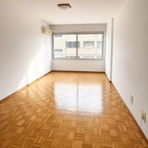 Apartamento En Venta, 2 Dormitorios. Sobre Av Italia A Cuadras De La Rambla Malvin.