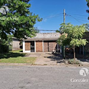 Casa Con Salón En Muy Buena Ubicación De La Ciudad De Tarariras
