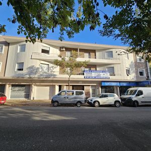 Venta Local Comercial Ubicado Al Frente. Tres Cruces. A Dos Cuadras De Av. 18 De Julio