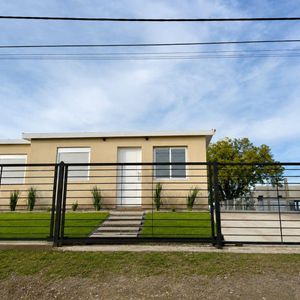 Venta De Casa De 3 Dormitorios Con Patio En Colonia Del Sacramento A Estrenar