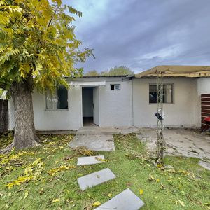 Apartamento En Alquiler De 1 Dormitorio Con Patio Al Frente En Colonia Del Sacramento