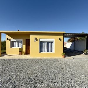 Venta De Casa De 2 Dormitorios Con Cochera Y Amplio Terreno En Colonia A Estrenar