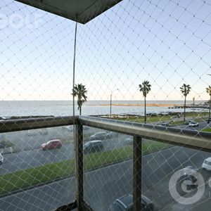 Alquiler De Apartamento 2 Dormitorios En Punta Carretas, Sobre Rambla
