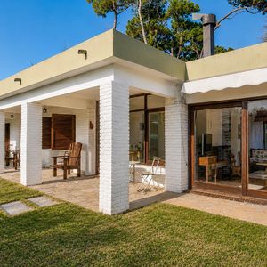 Casa De Cuatro Dormitorios Y Servicio En Parada 11 De Playa Mansa Punta Del Este